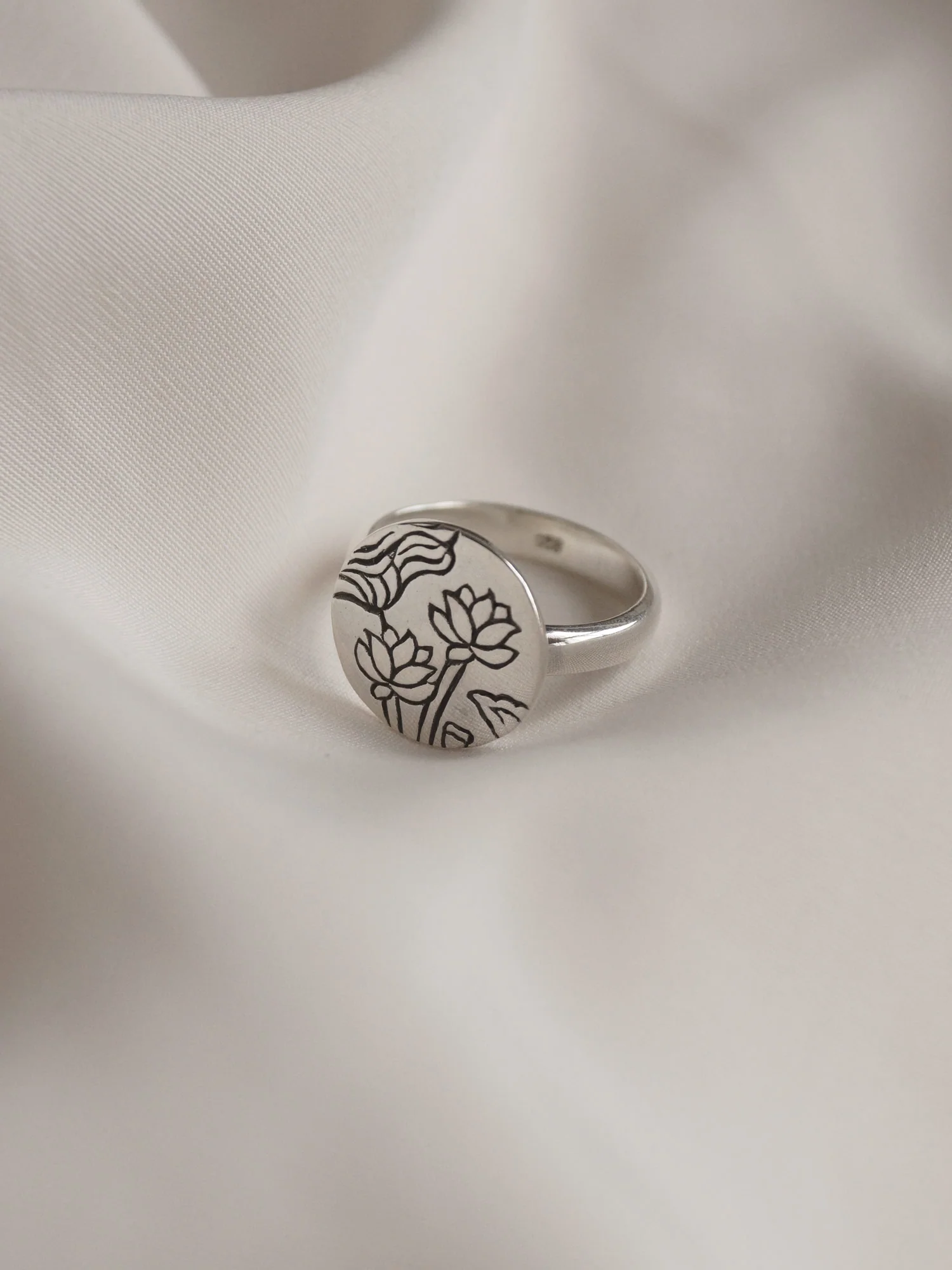 3 LOTUSES Pendant Ring // GABI EXCLUSIVE - Image 3
