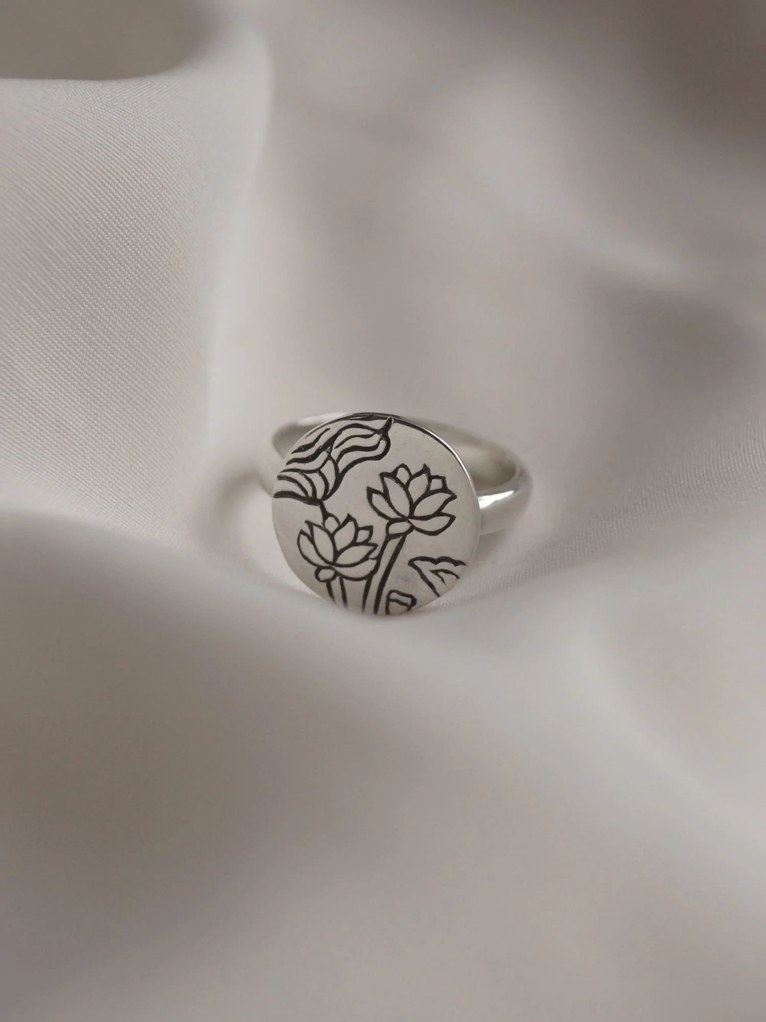 3 LOTUSES Pendant Ring // GABI EXCLUSIVE - Image 5