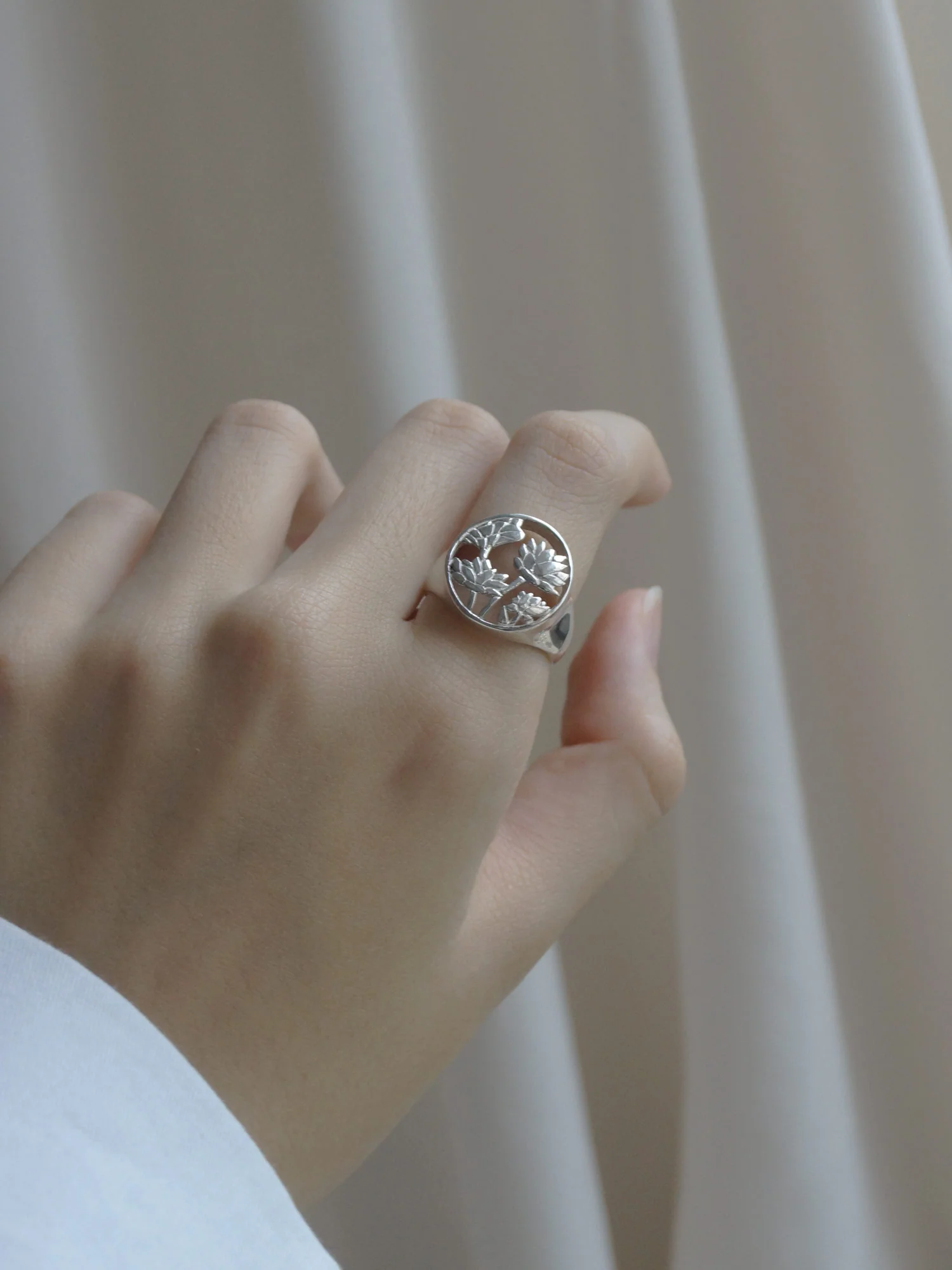 3 LOTUSES Signet Ring // GABI EXCLUSIVE - Image 3