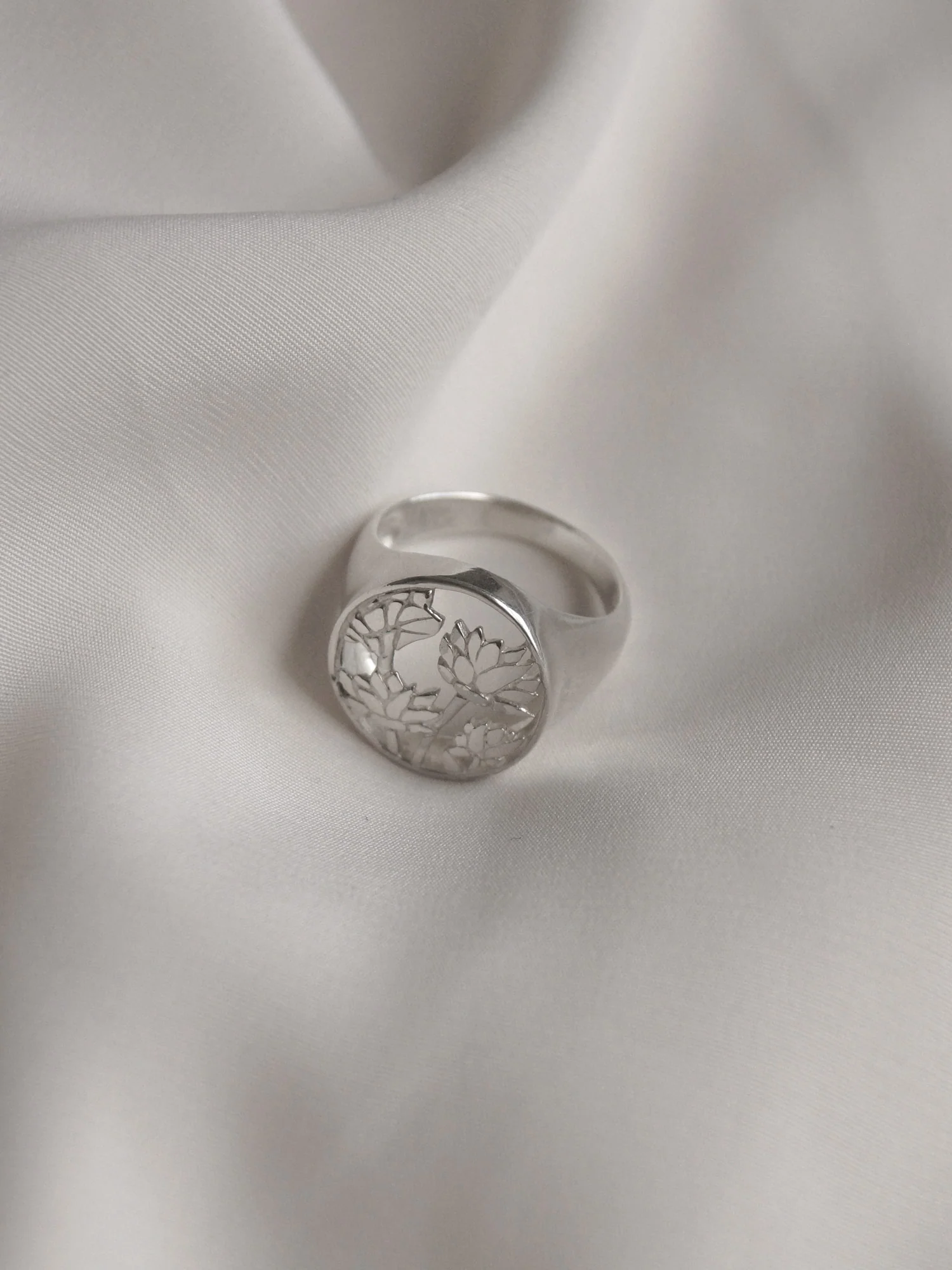 3 LOTUSES Signet Ring // GABI EXCLUSIVE - Image 4