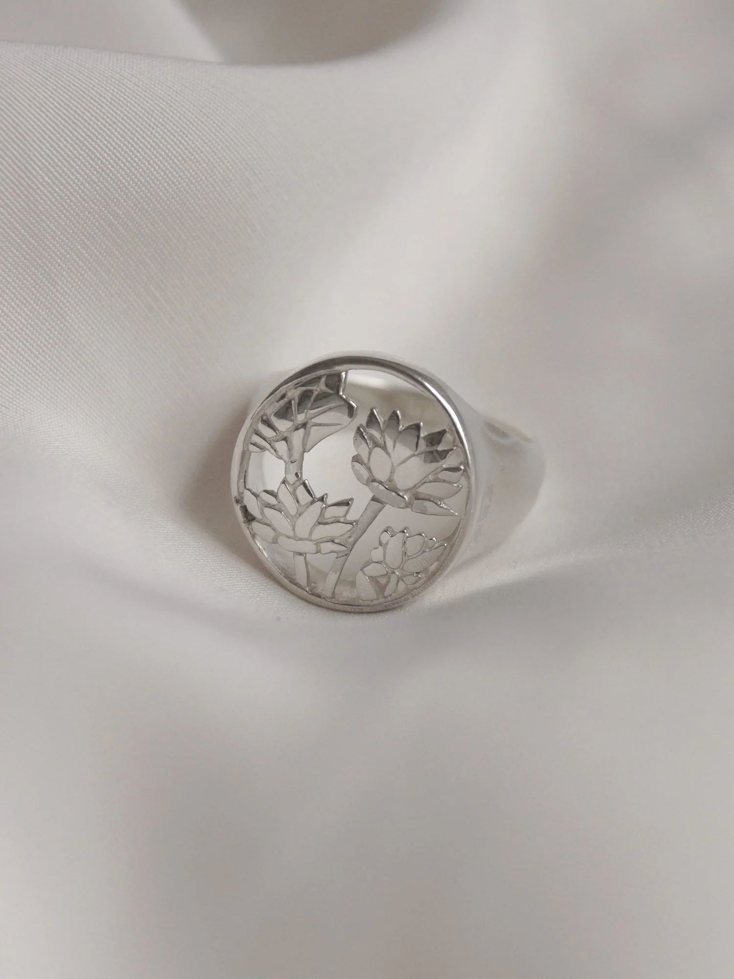 3 LOTUSES Signet Ring // GABI EXCLUSIVE - Image 6