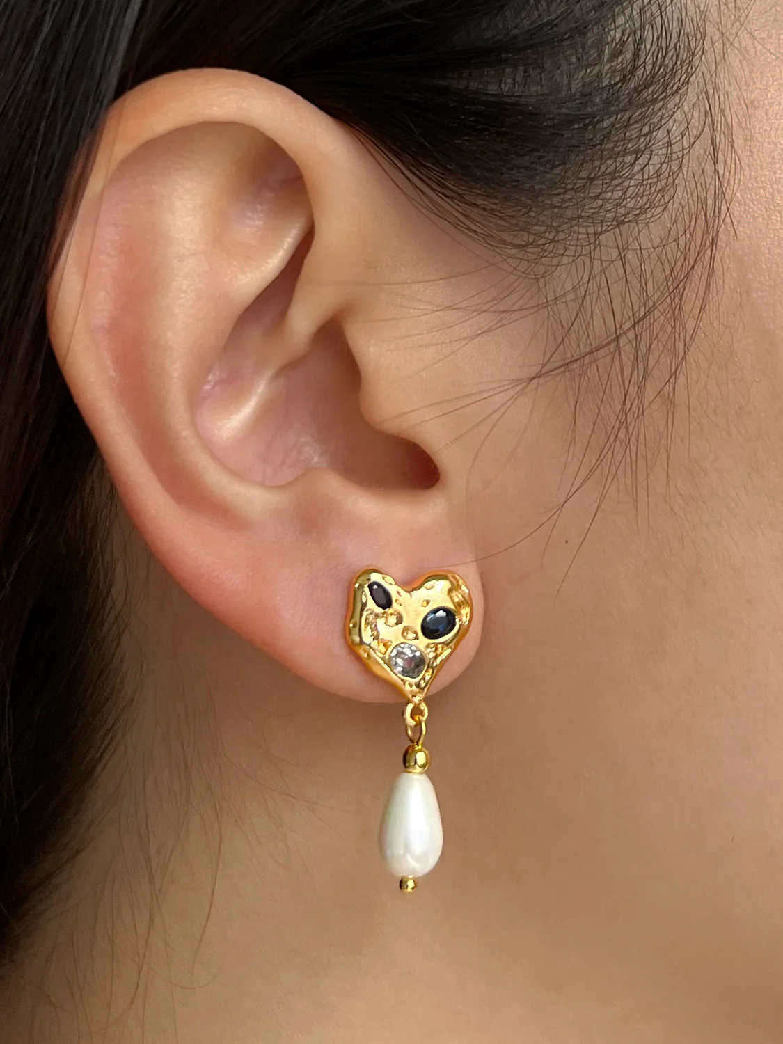 Blue Gemstones Heart Earstuds With Teardrop Pearl - Image 2