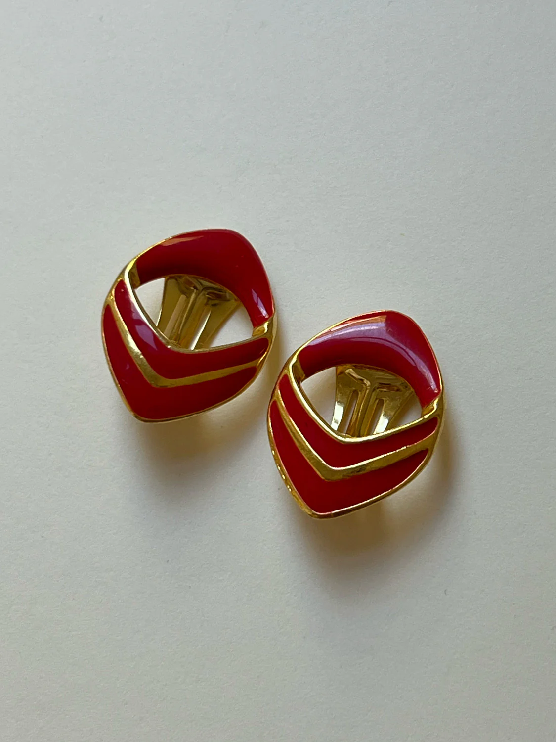 Chilli Red Arrow Clip-Ons (Vintage) - Image 3