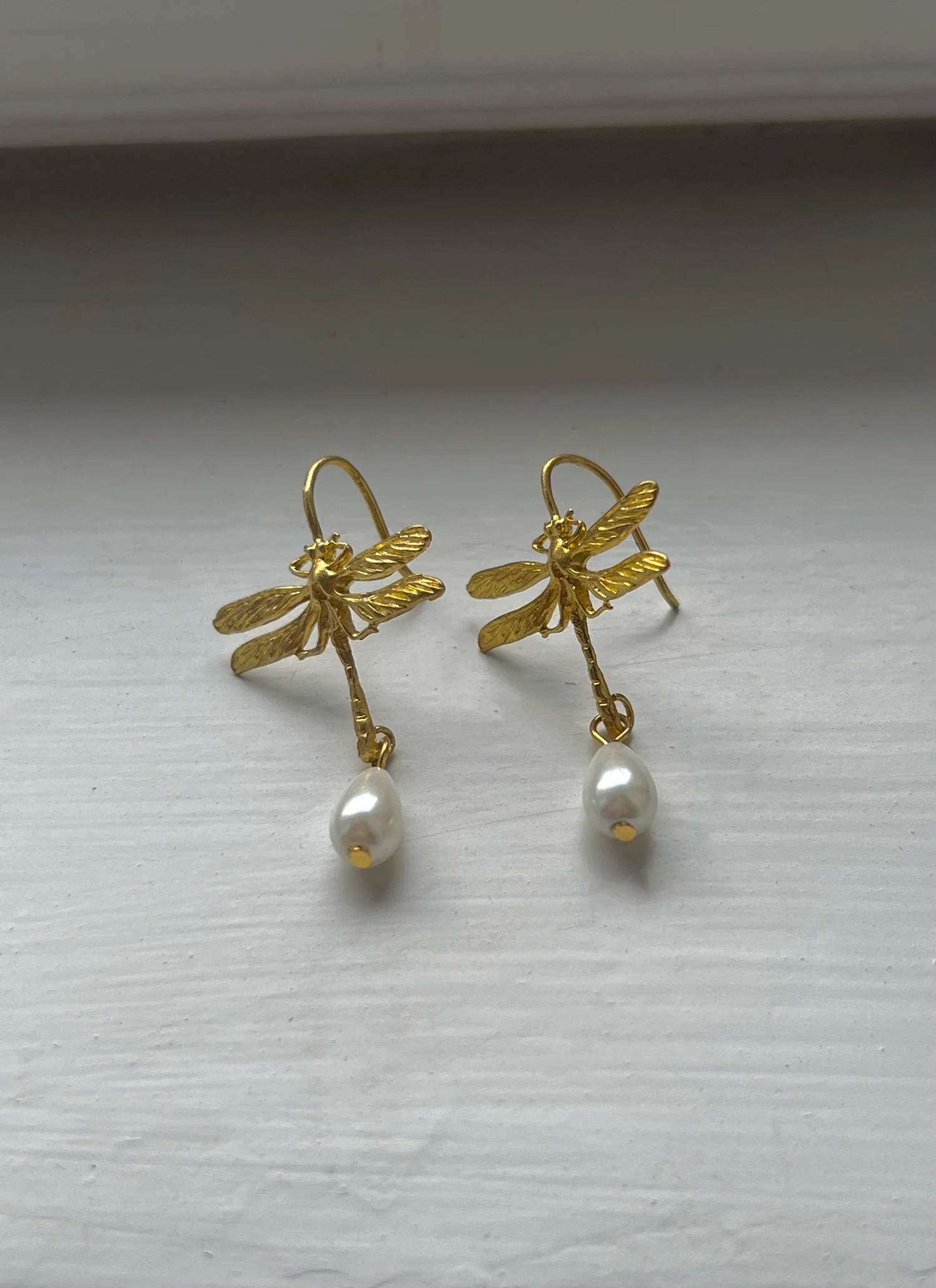 Dragonfly Teardrop Pearl Earrings - Image 3