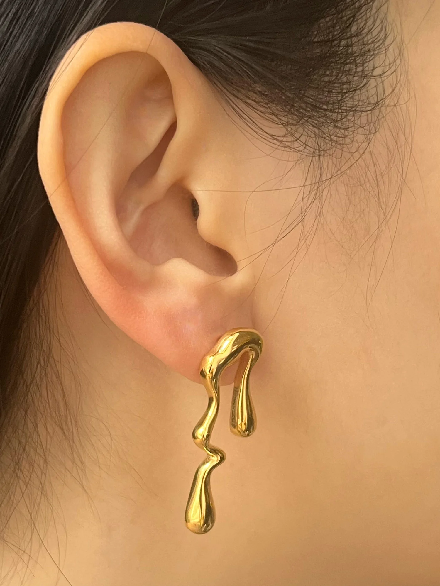 Dripping Gold Paint Asymmetry Earrings - Image 2