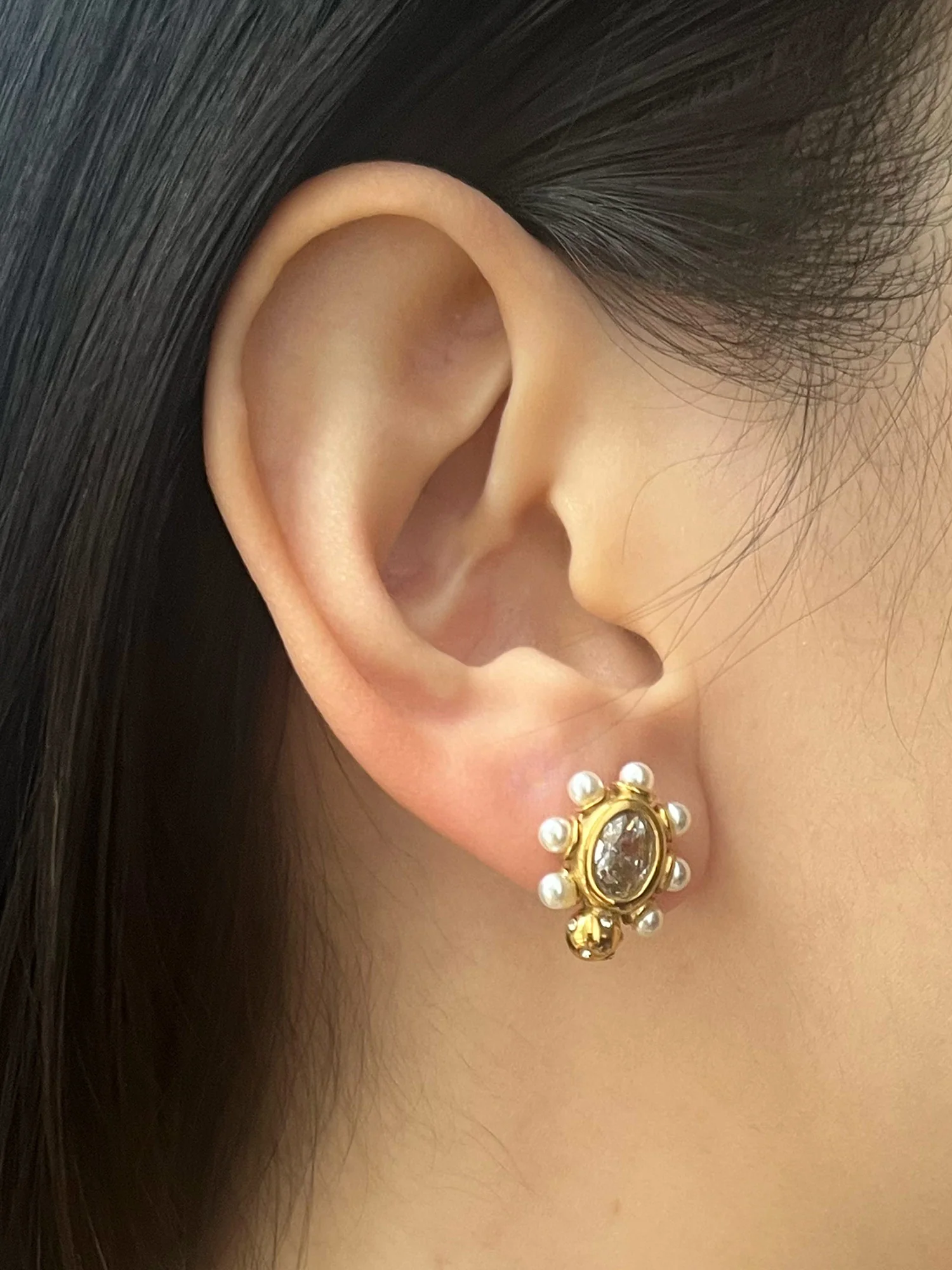 Elegant Pearl And Gemstone-Encrusted Earstuds - Image 2
