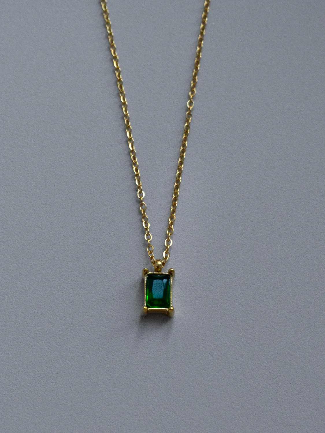 Essential Necklace with Emerald Green Gemstone - Image 3