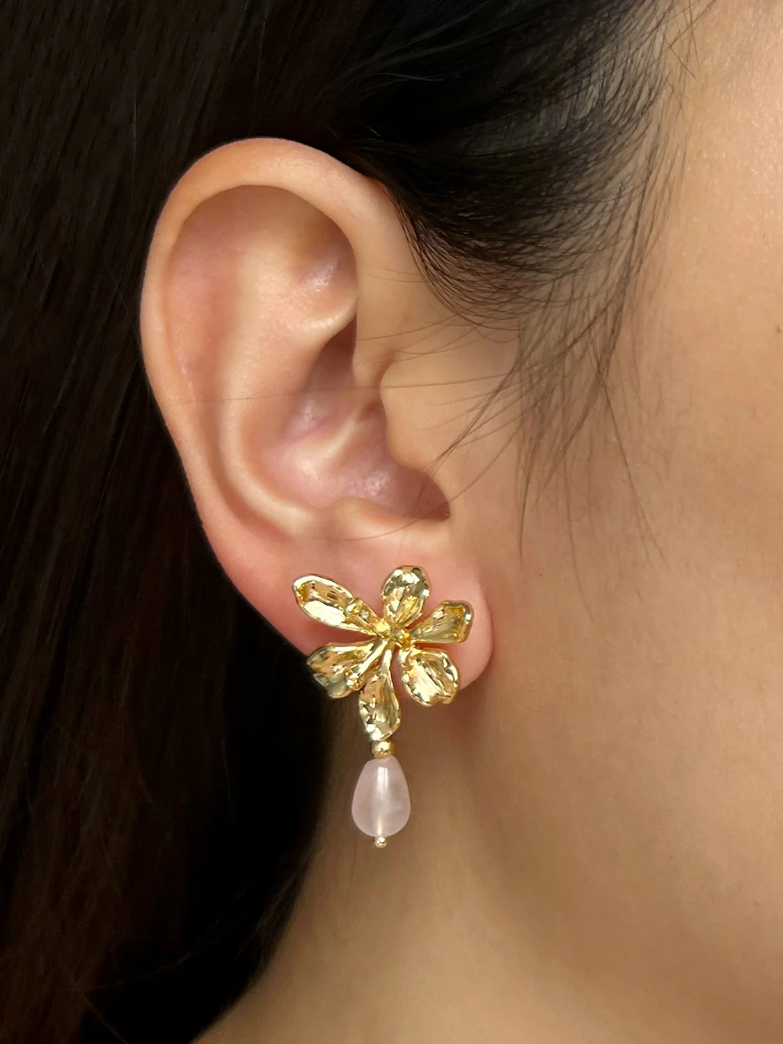 Flower Earstuds With Teardrop Rose Quartz - Gold - Image 2
