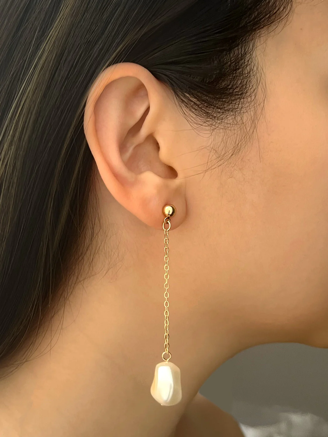 Jumbo Pearl Dangling Earring - Image 2