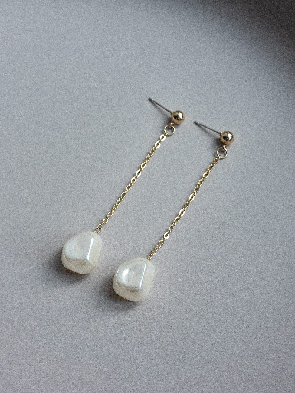 Jumbo Pearl Dangling Earring - Image 3