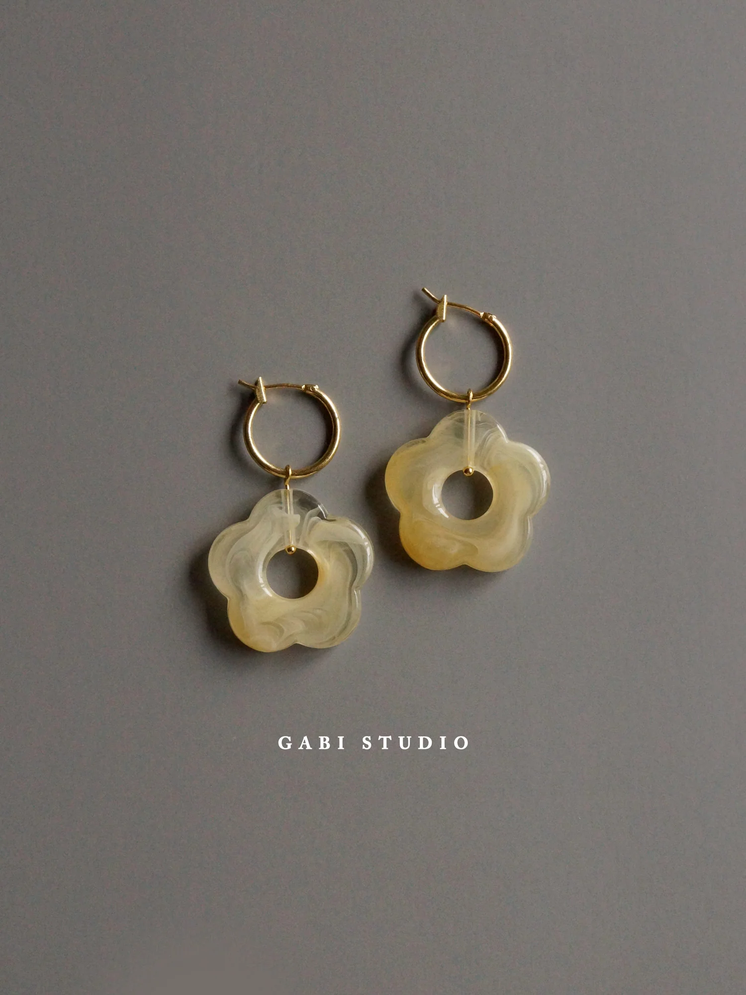 Little Flower Hoops - Marbled Oat *18K Gold-plated - Image 3