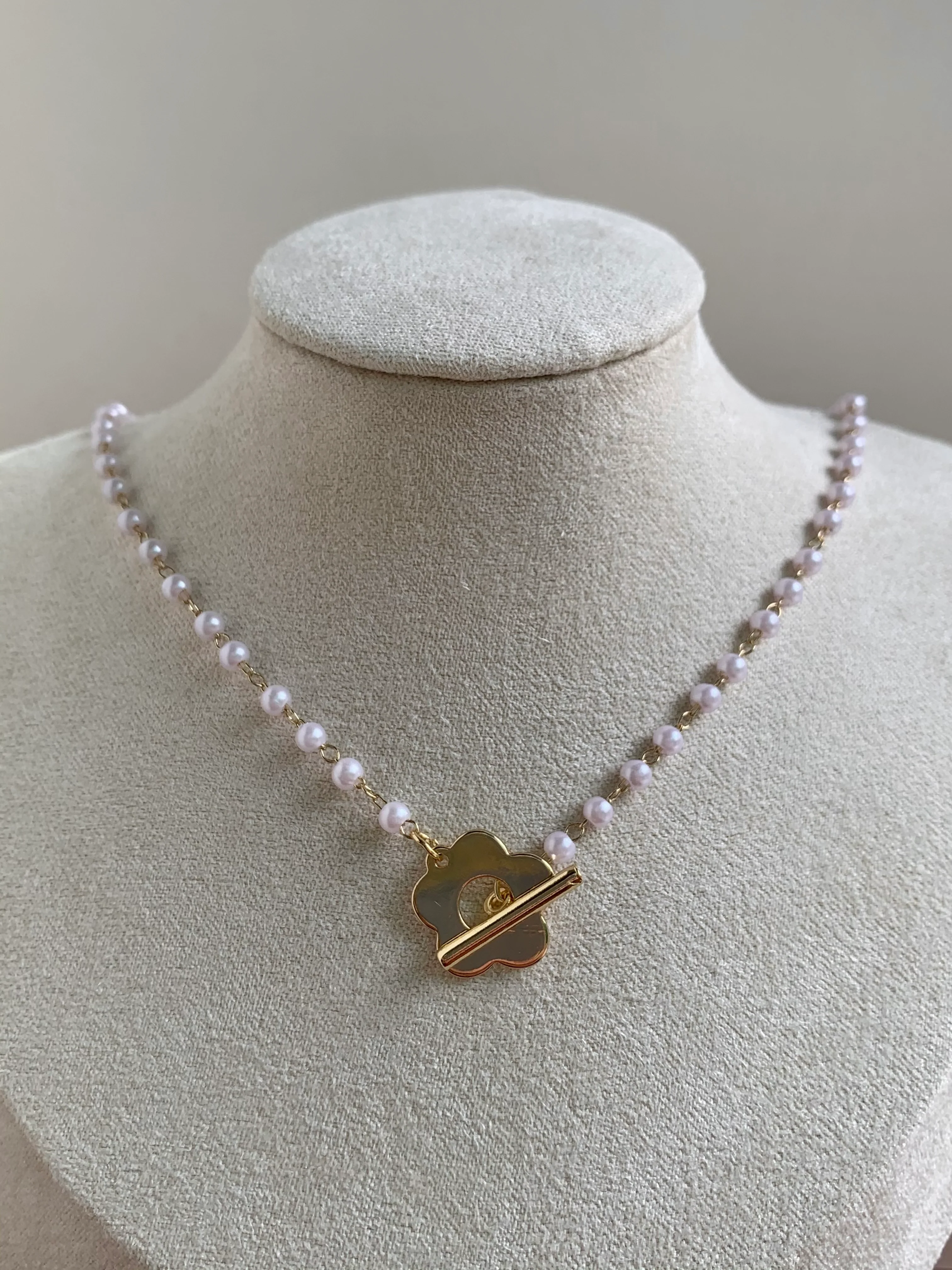 Pearl Necklace with Daisy Lock - Image 3