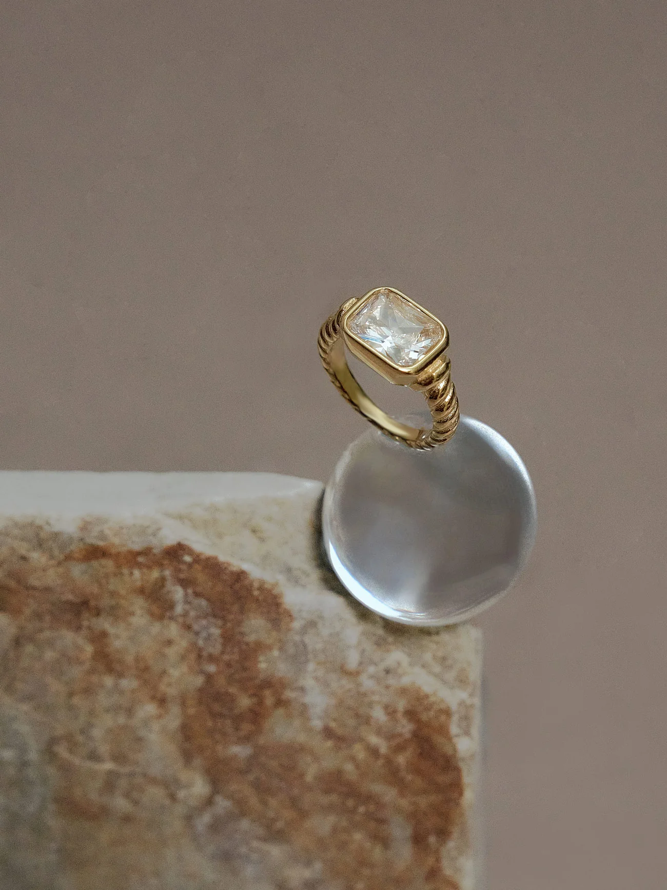 Rectangular Gemstone Twist Ring - Emerald Green - Image 4