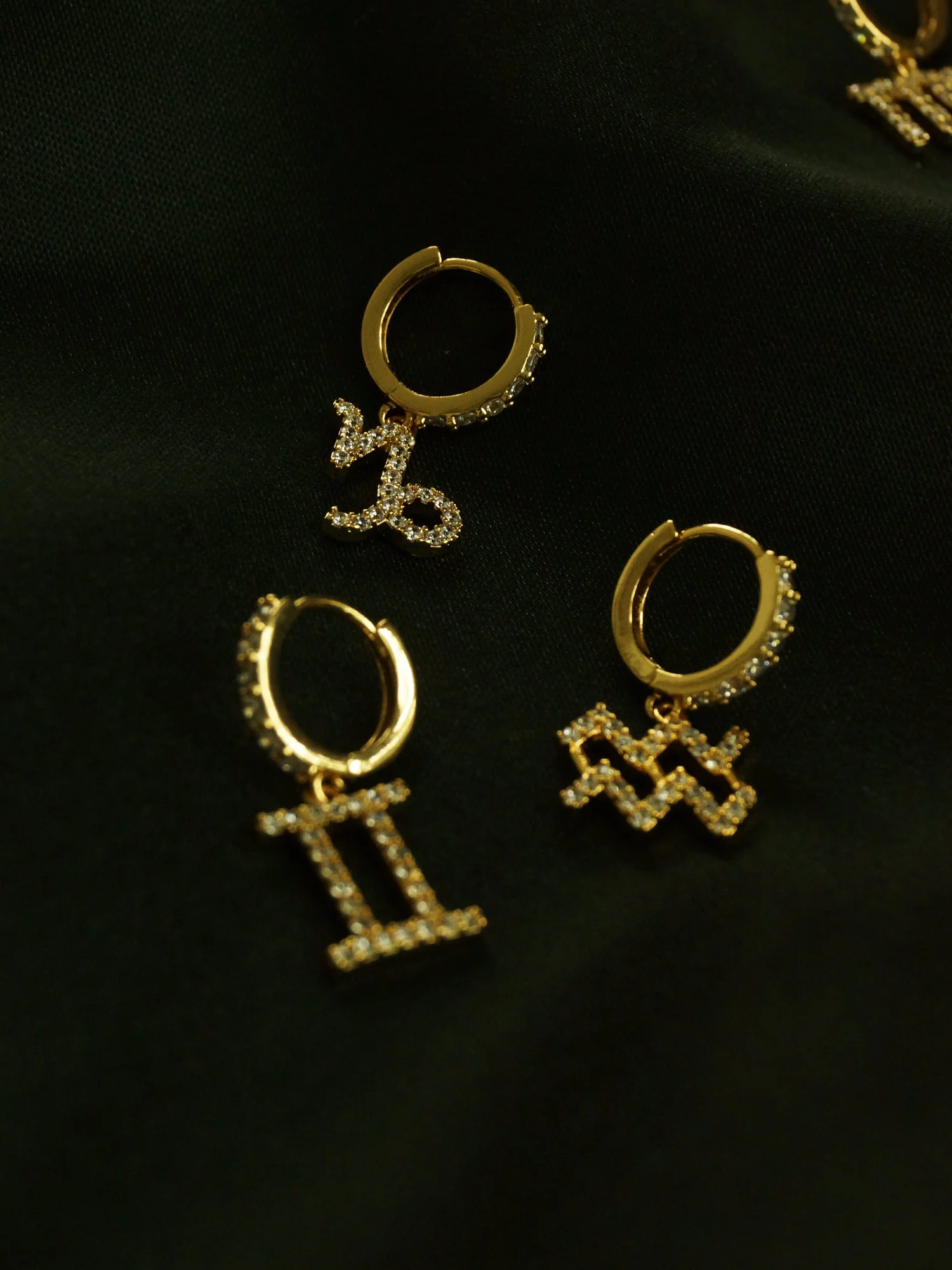 Pavé Sparkle Horoscope Huggies *18k Gold-plated - Image 6