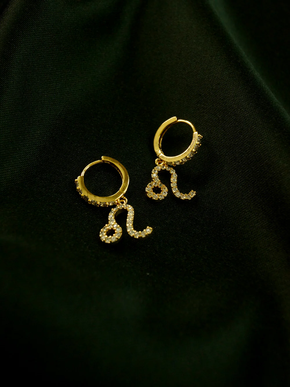 Pavé Sparkle Horoscope Huggies *18k Gold-plated - Image 9