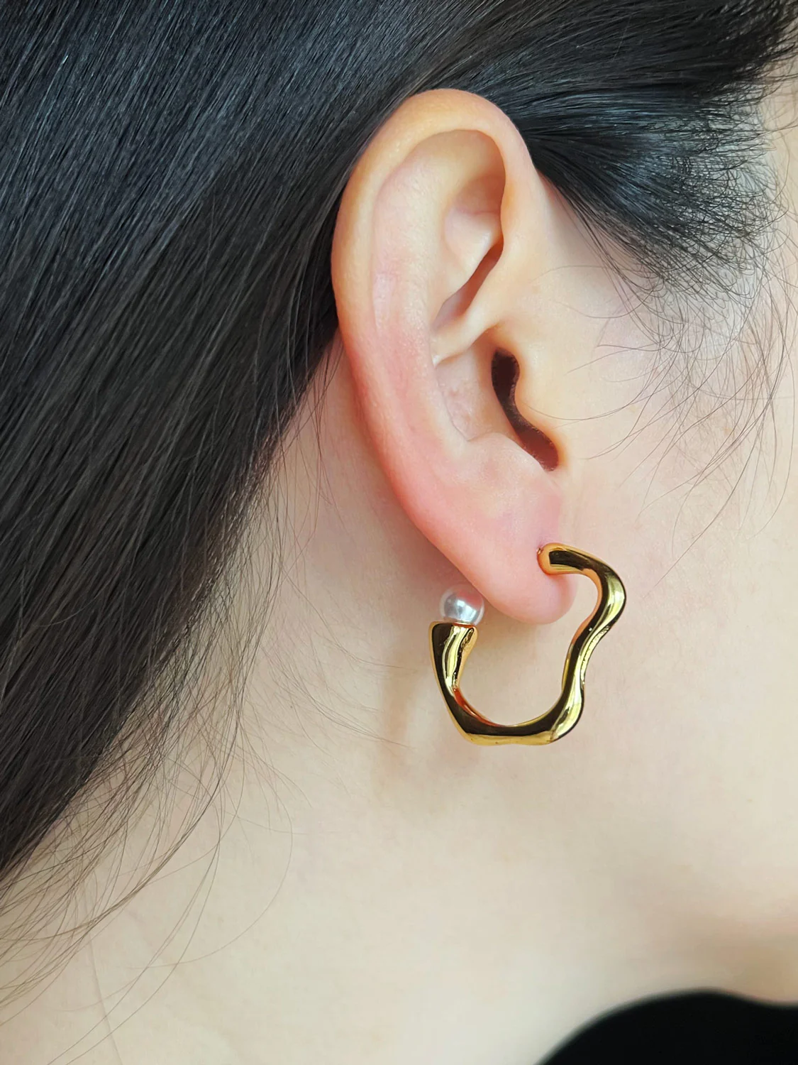 Wavy Hoops with Pearl - Stainless Steel, Gold - Image 2