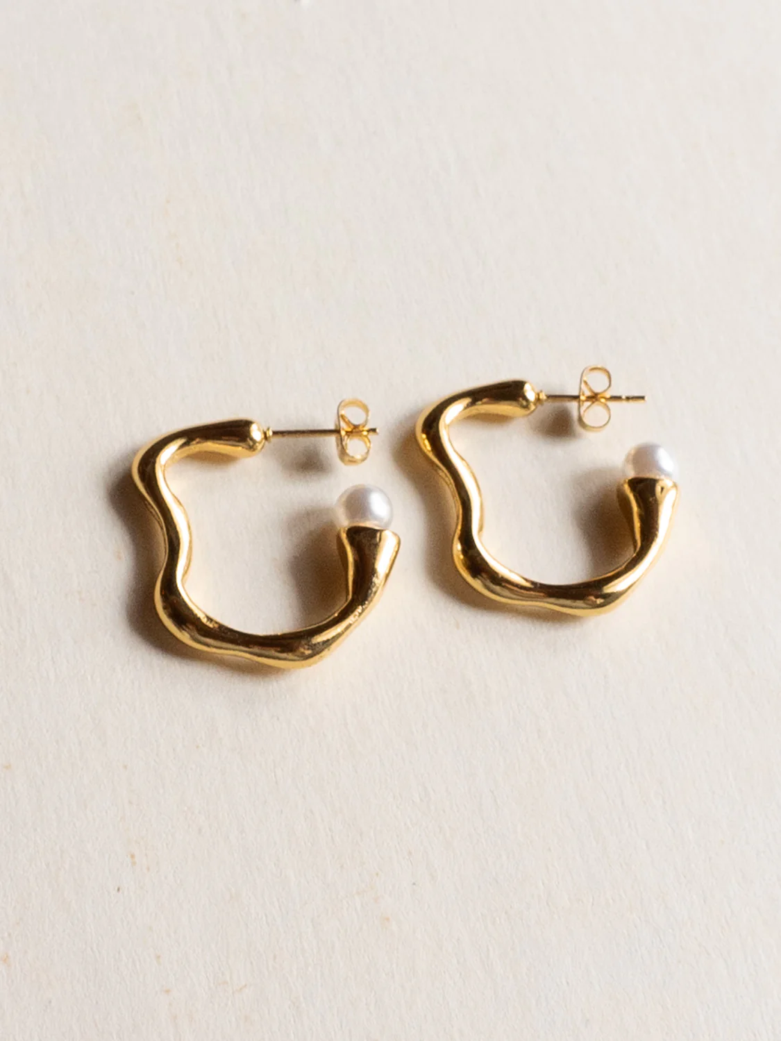 Wavy Hoops with Pearl - Stainless Steel, Gold - Image 3
